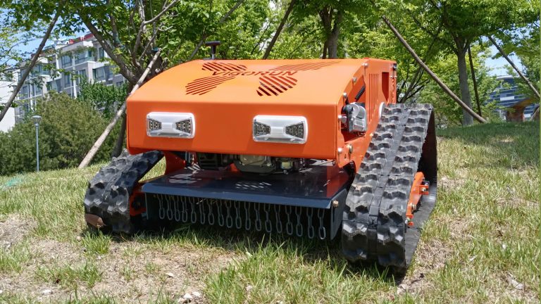 चीन ने बिक्री के लिए पटरियों पर रिमोट कंट्रोल घास काटने की मशीन बनाई, पहाड़ियों के लिए चीनी सर्वश्रेष्ठ रोबोट लॉन घास काटने की मशीन