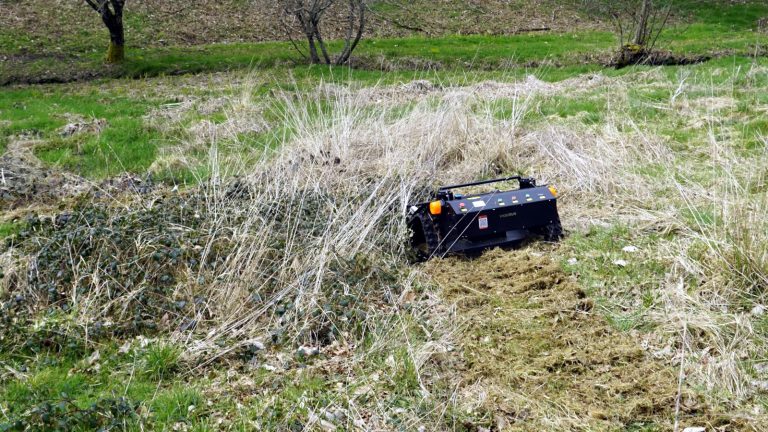 China fez robô cortador de grama com preço baixo para venda, melhor cortador remoto chinês para colinas