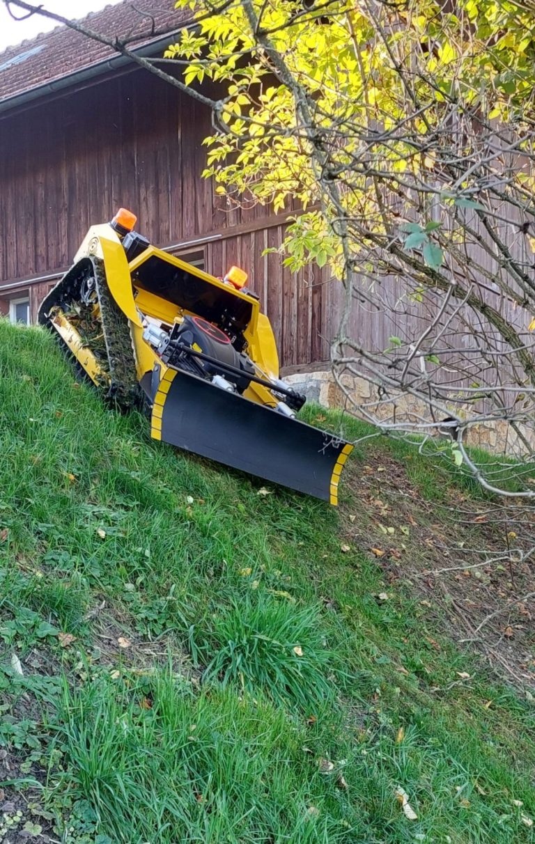factory direct sales 2700USD low wholesale price China river embankment lawn mower remote control