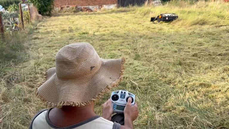 VTLM800 Remote Control Lawn Mower in Czech